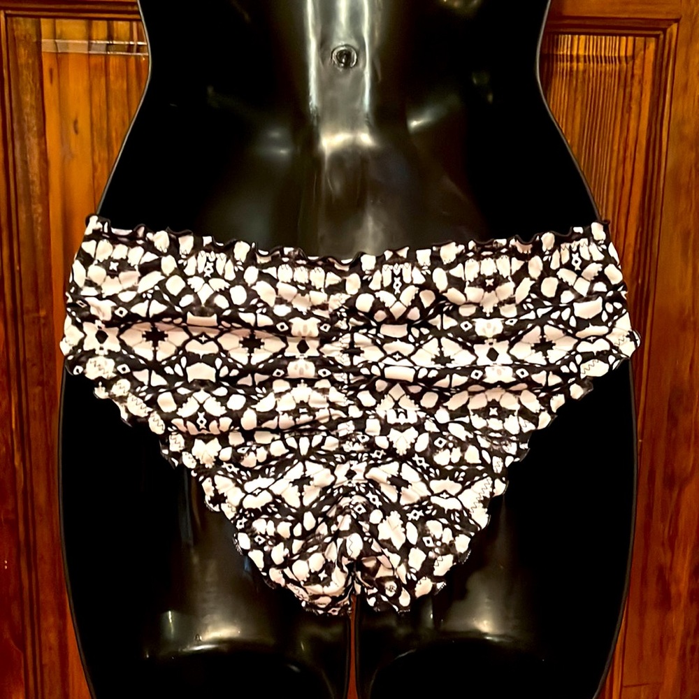 NWOT Ruched & Ruffle Bikini Bottoms - Picture 3 of 5